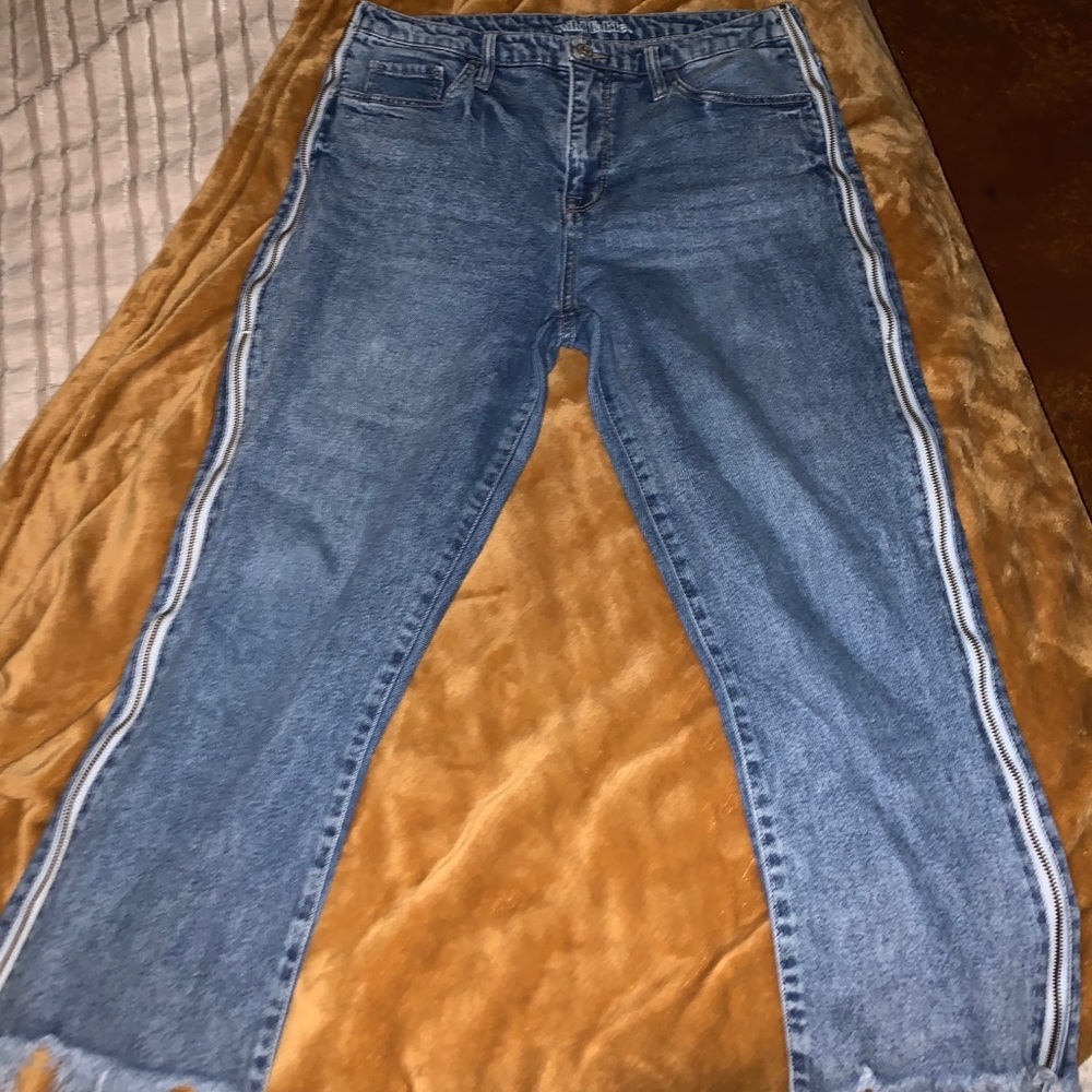 Zipper Capri Jeans